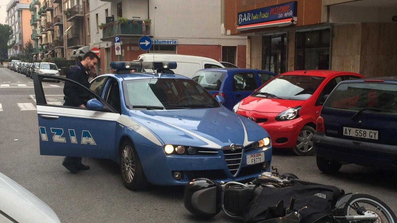 Lo scooter caduto in via Padova davanti alla volante
