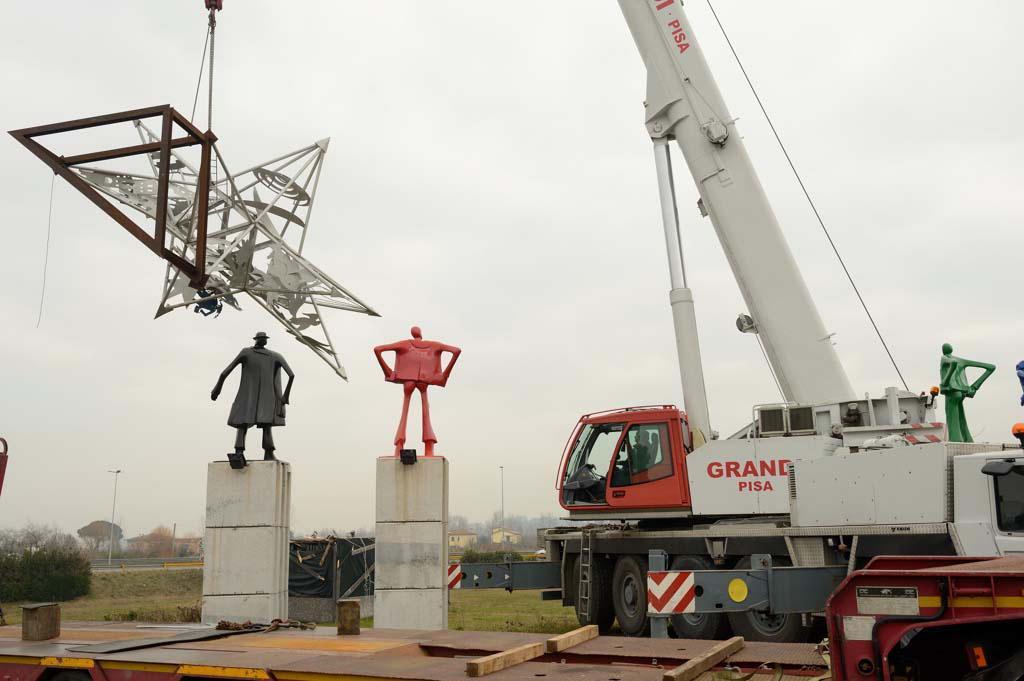 La rimozione della stella di Metzeler da parte degli operai del Comune (foto Silvi)