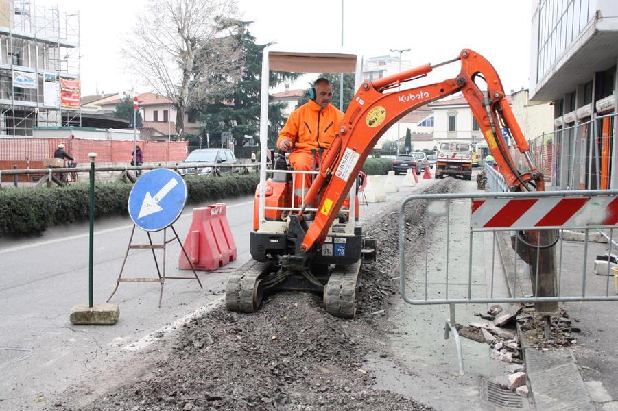 I lavori per la nuova pista ciclabile 