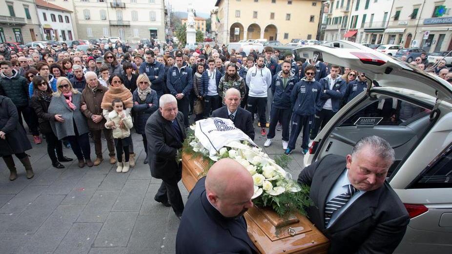 L'arrivo del feretro alla Basilica di Monsummano (Foto Nucci)