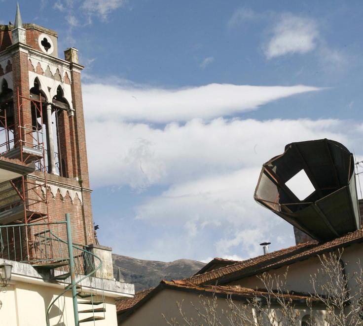 Il campanile decapitato della chiesa di Santa Croce a Camaiore