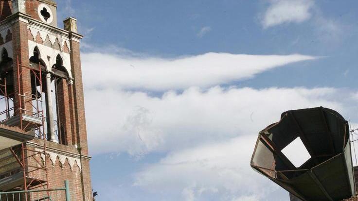 Il campanile decapitato della chiesa di Santa Croce a Camaiore
