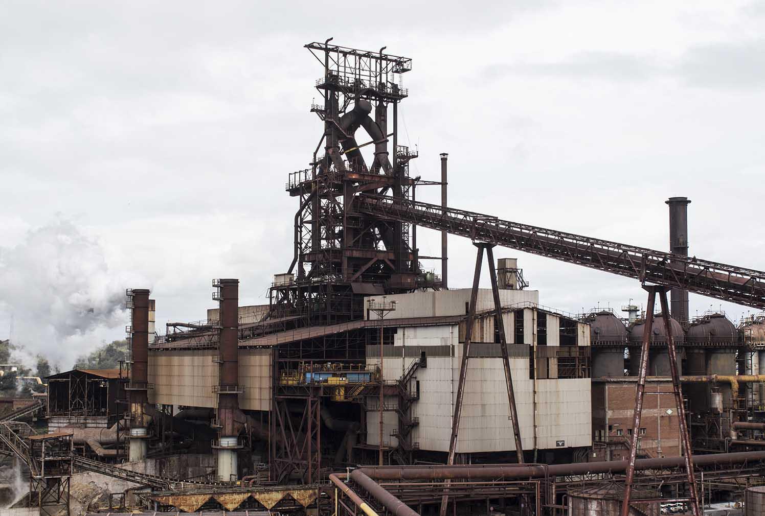L'altoforno della ex Lucchini (foto Paolo Barlettani)