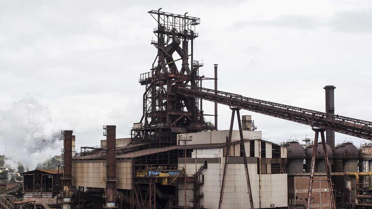 L'altoforno della ex Lucchini (foto Paolo Barlettani)