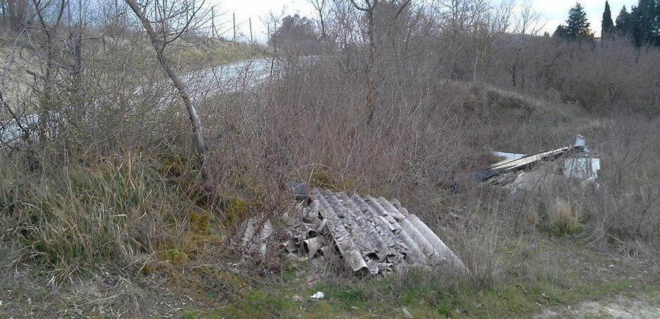 Colline con vista discarica rifiuti in campi e strade 