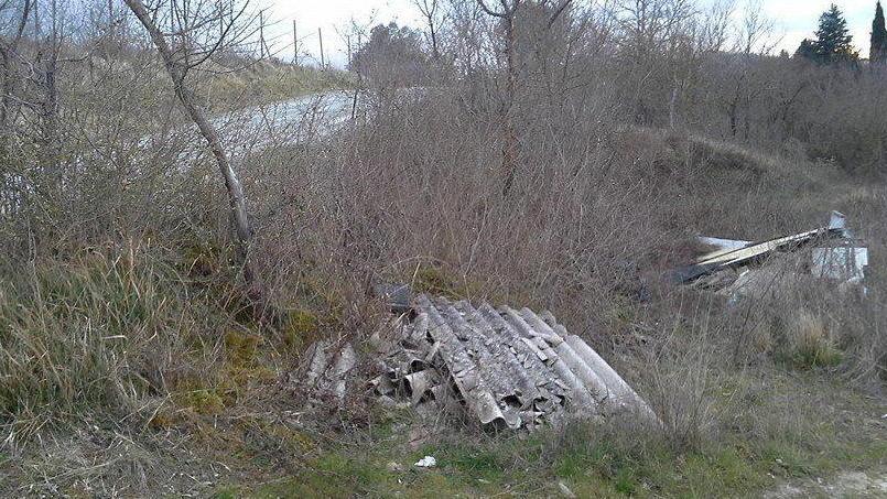 Colline con vista discarica rifiuti in campi e strade