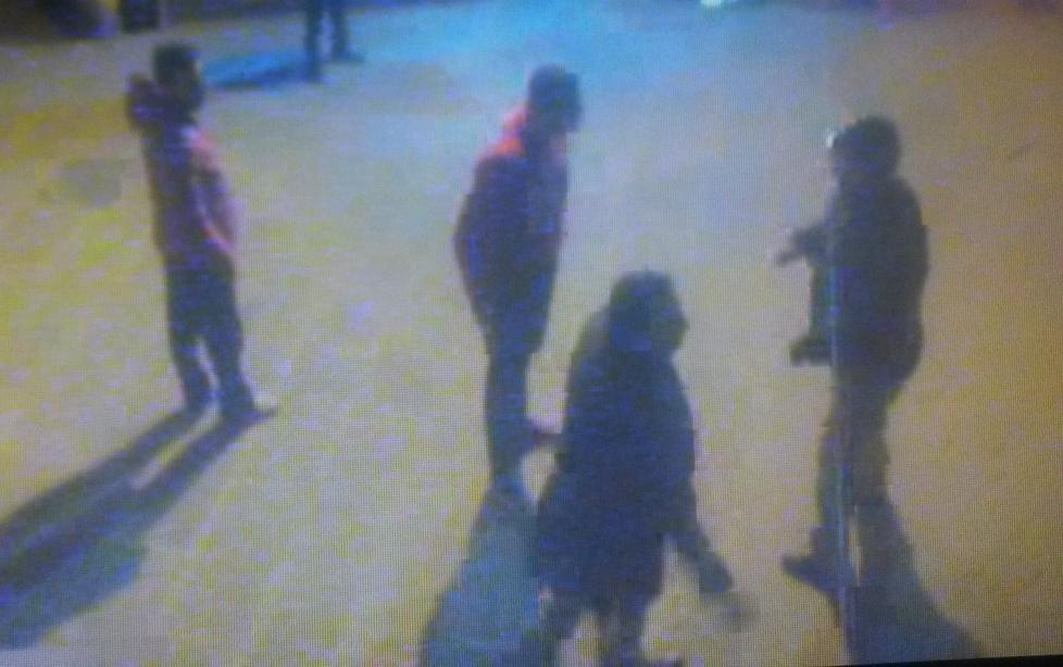 Filmati i due aggressori del cameriere 