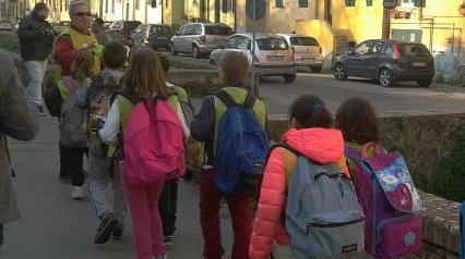 Bambini a scuola ma andando a piedi, via all’esperimento