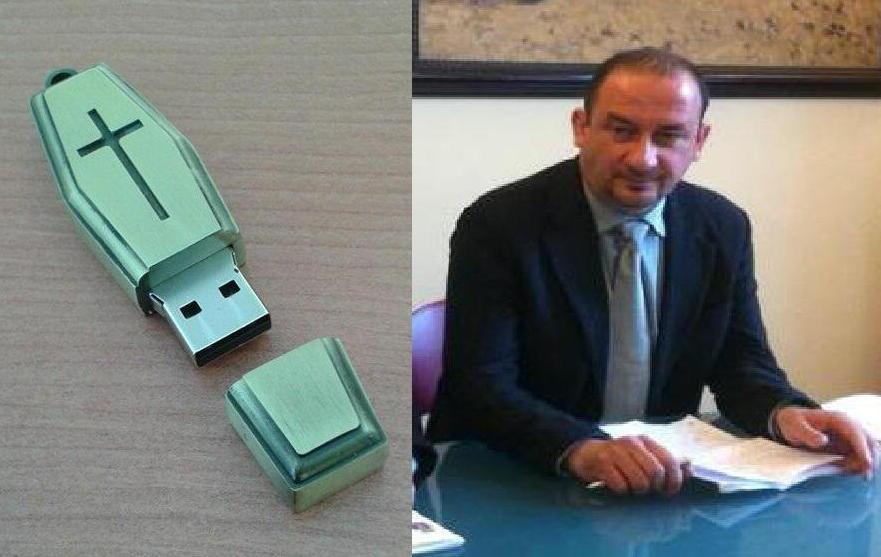 Una piccola bara sulla scrivania Ma è solo un gadget funebre