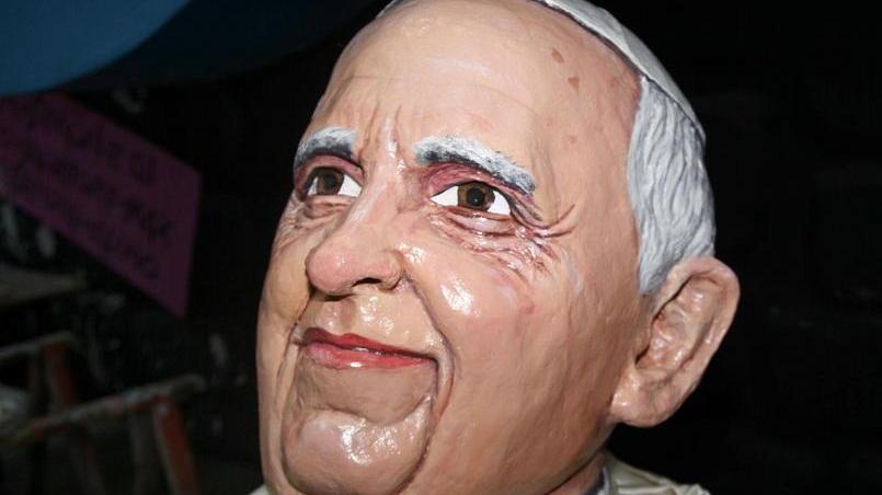 Una testa in cartapesta per il Papa