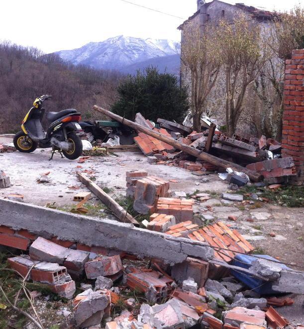 Poche famiglie ancora al buio 
