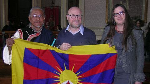 La bandiera del Tibet sul municipio