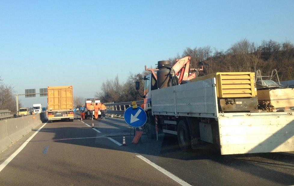 Lavori sul ponte, maxi file e disagi 