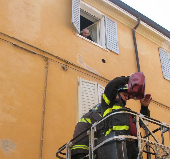 Anziano malato soccorso dai vigili in via Paolo Guaitoli