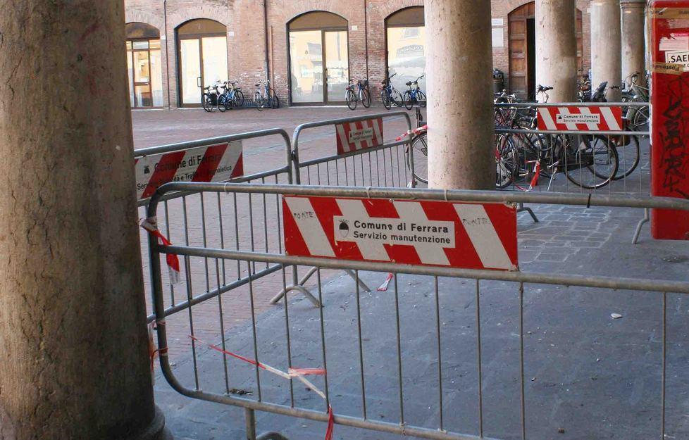 Sotto i portici nuovi micro crolli