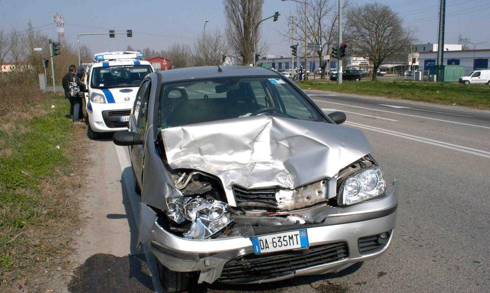 Tamponamento tra auto, un ferito 