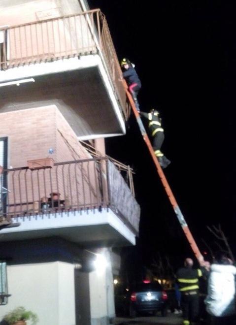 Anche i carabinieri arrivano... dal balcone 