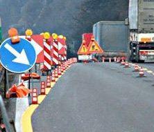 Sul ponte c’è un cantiere Il traffico è paralizzato 