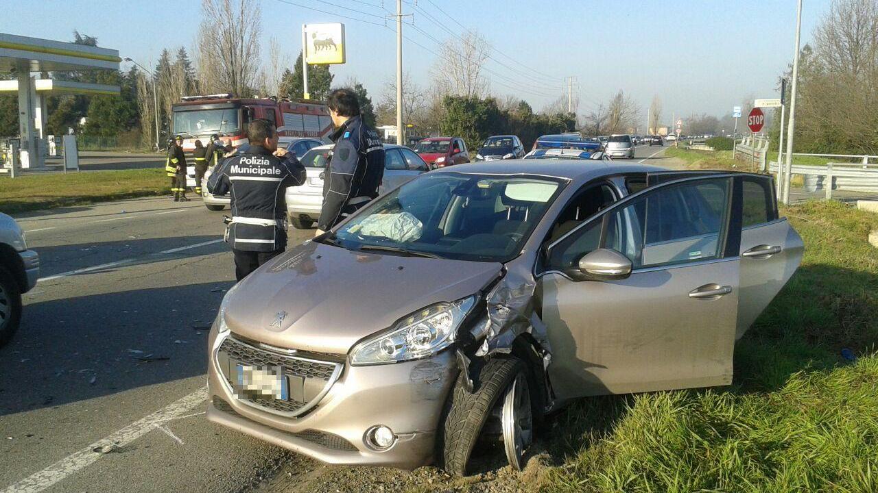 Tamponamento a Codemondo, lunghe code e traffico
