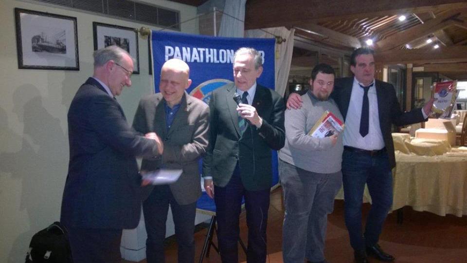 Antonio Falda fra il presidente del Panathlon Prato, Corsi e il gionalista Petrella