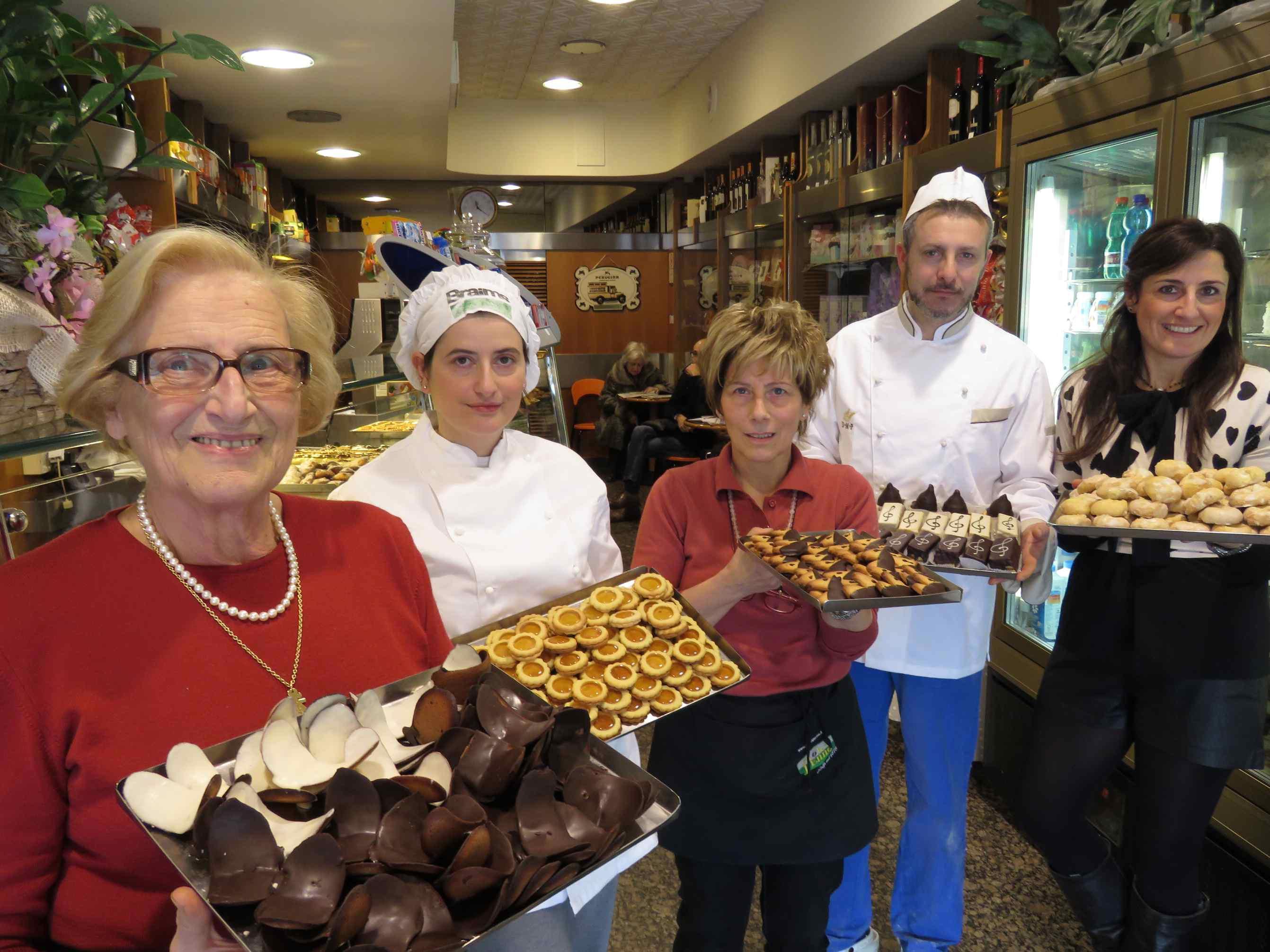 Lo staff della pasticceria Aiazzi : Silvana, Mariangela ,Chiara, Salvatore e Francesca