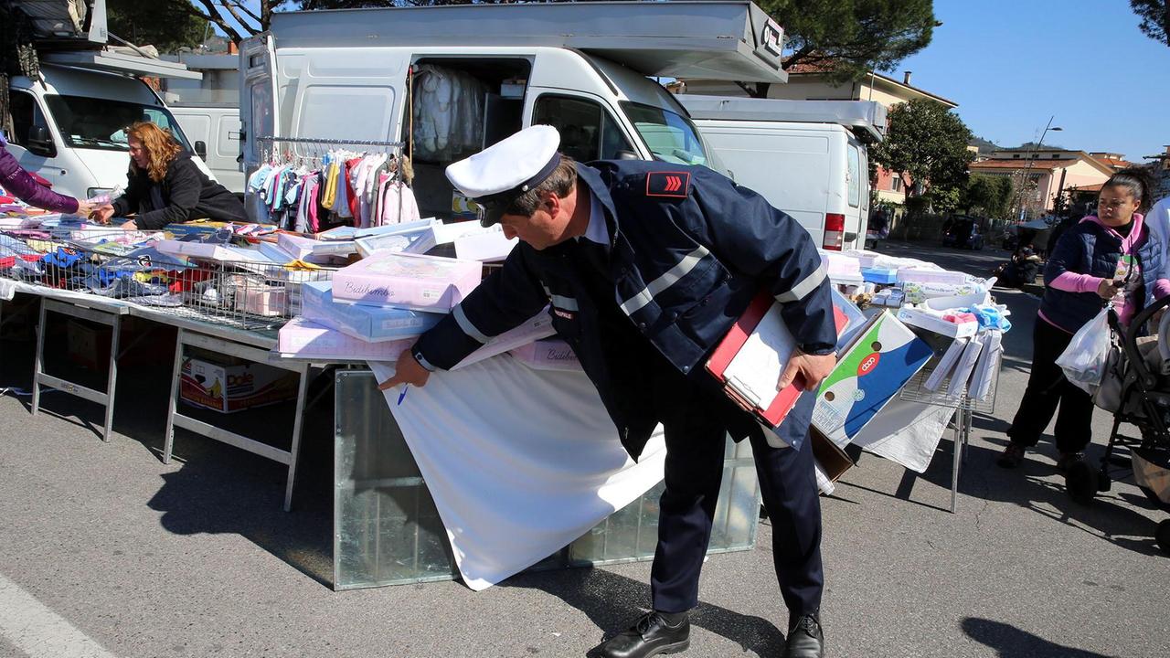 Uno dei banchi colpiti dalla Mercedes (foto Nucci)