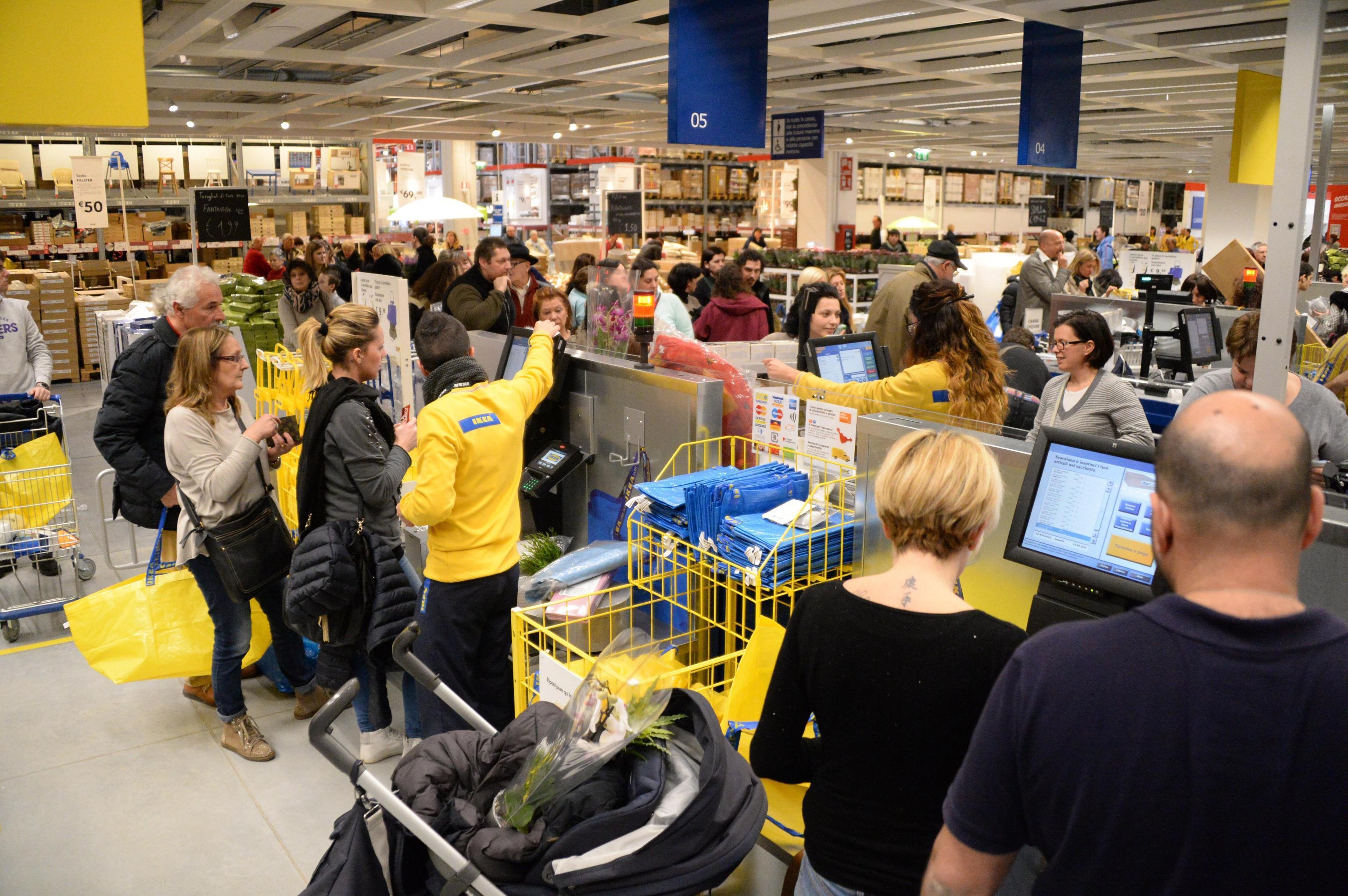 Il giorno dell'inaugurazione dello store Ikea ai Navicelli