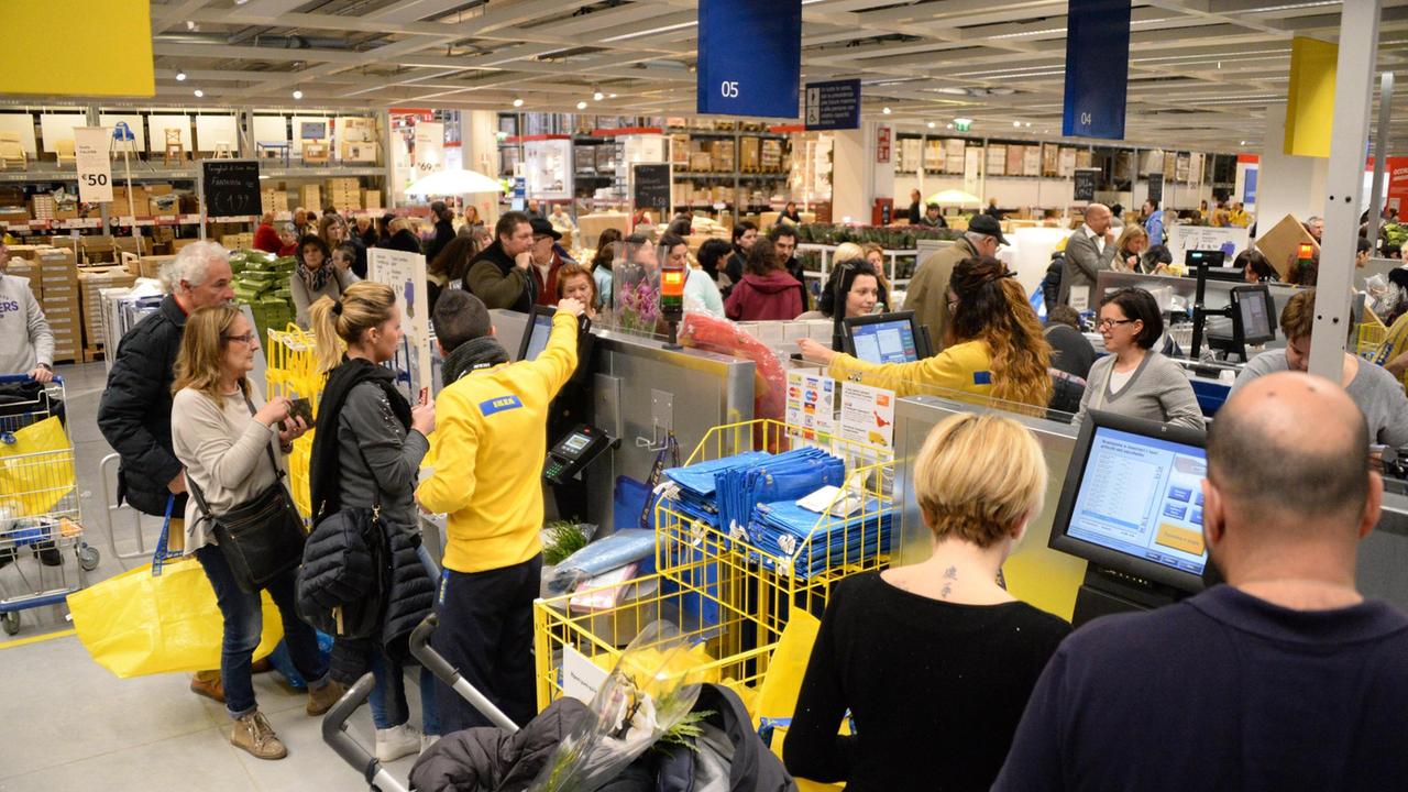 Il giorno dell'inaugurazione dello store Ikea ai Navicelli