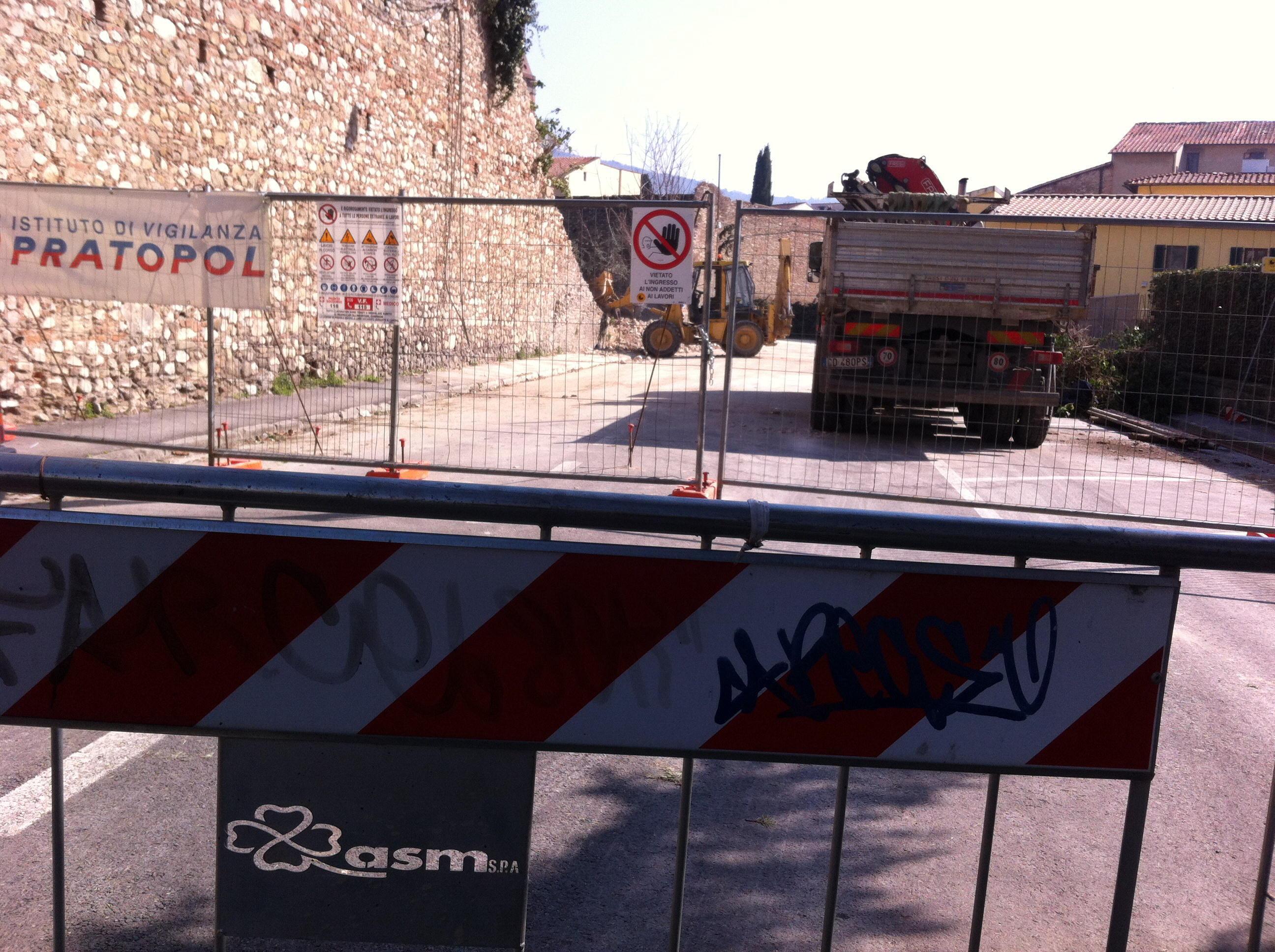 Via della Misericordia ancora chiusa dopo il crollo delle mura