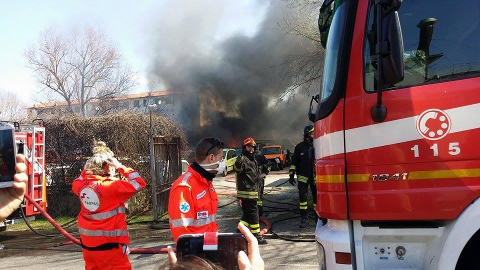 L'intervento dei vigili del fuoco nel piazzale della concessionaria