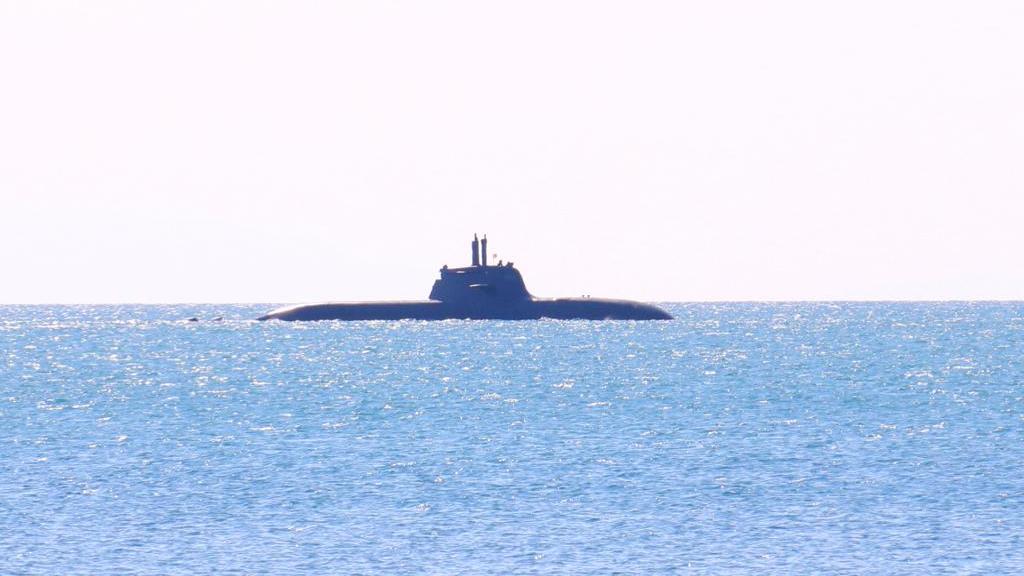 Spunta un sommergibile davanti al lungomare