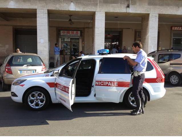 Una pattuglia dei vigili urbani