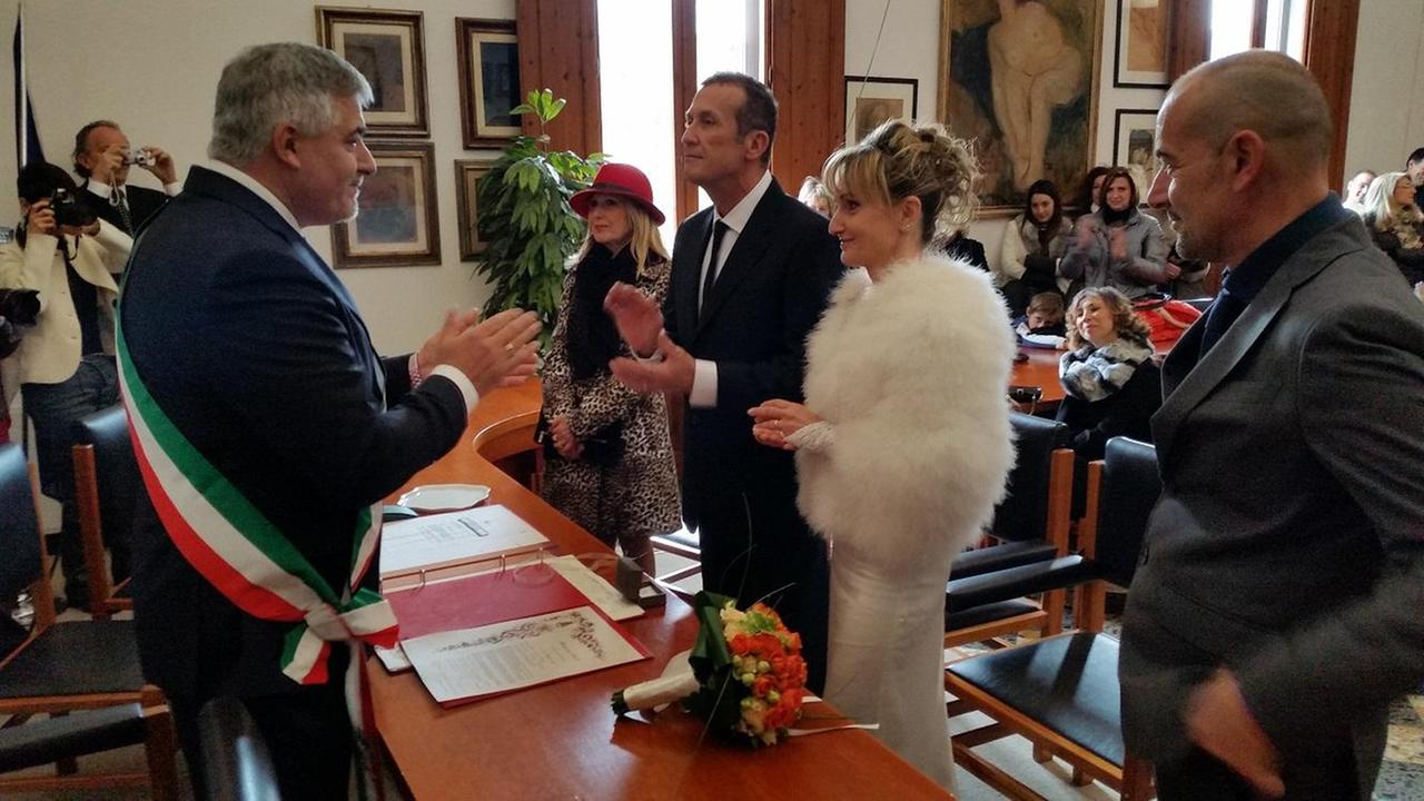 Aldo Bartoletti con la fascia tricolore davanti ai neosposi Antonella Cipriani e Marco Ciutini (dall'album delle nozze)