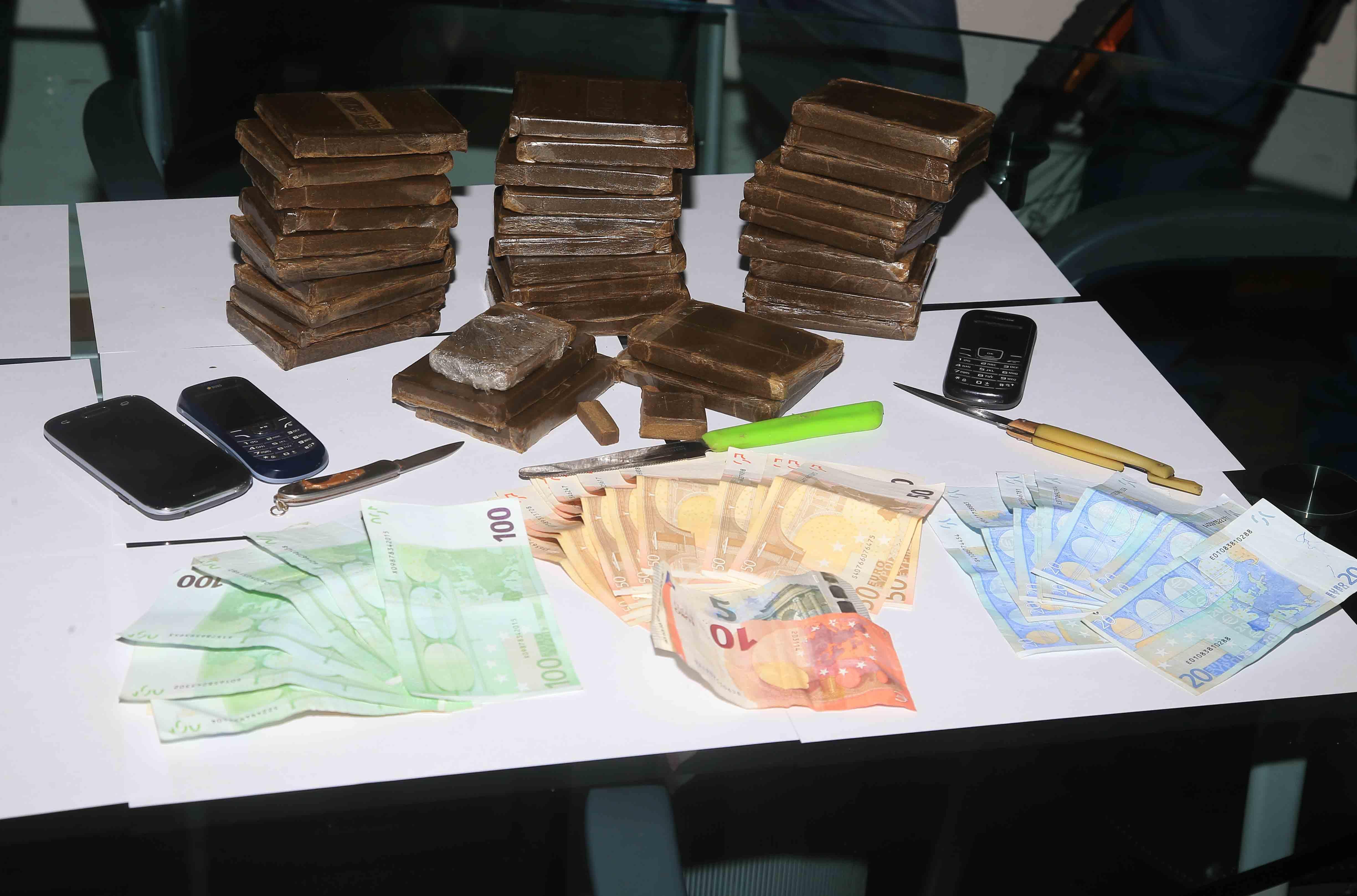 Trovato con 3 chili di droga in casa, arrestato spacciatore