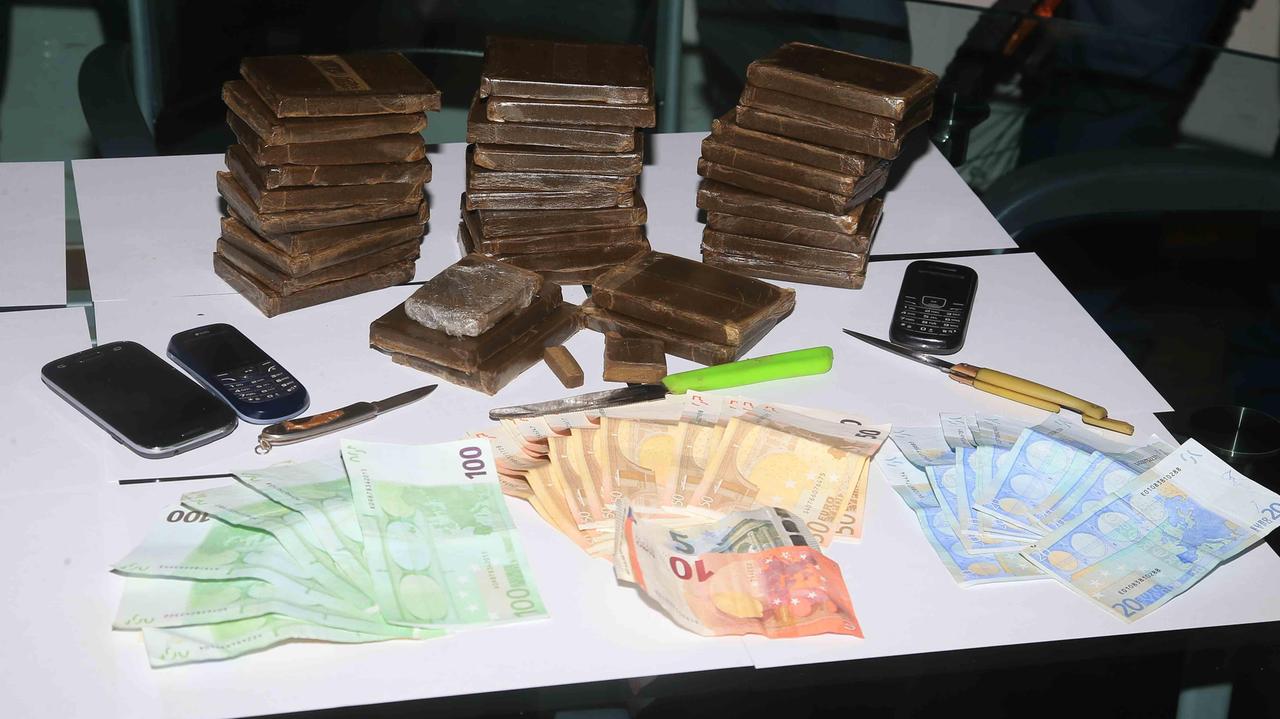 Trovato con 3 chili di droga in casa, arrestato spacciatore