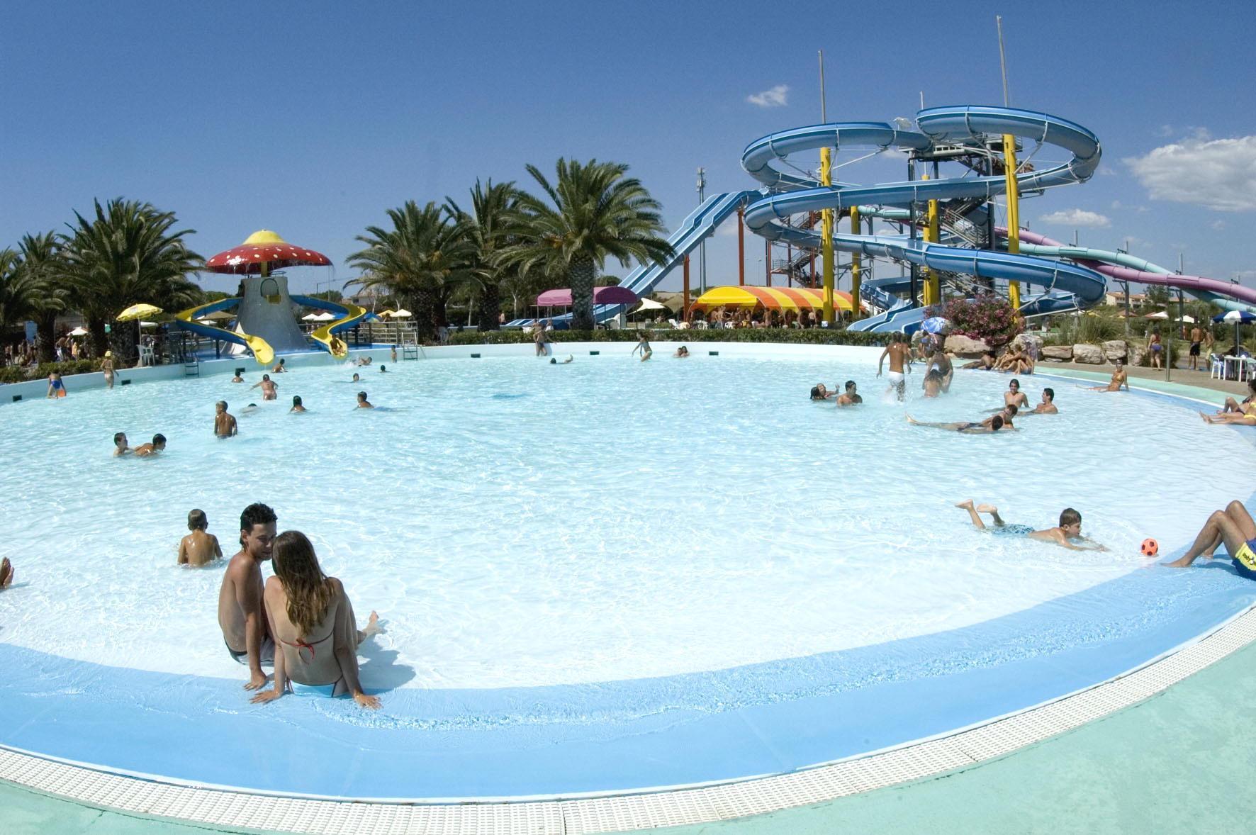 Una delle piscine dell'Acqua Village di Follonica (foto Giorgio)