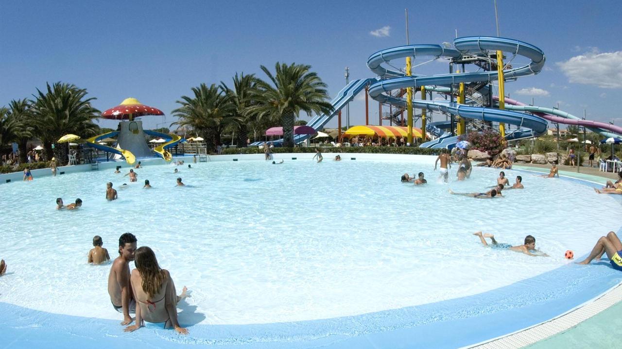 Una delle piscine dell'Acqua Village di Follonica (foto Giorgio)