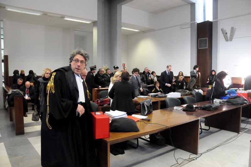 Cremazioni, il processo riparte nell’aula bunker
