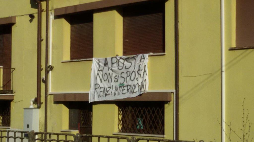 Striscione di protesta contro la chiusura delle Poste di Valpromaro