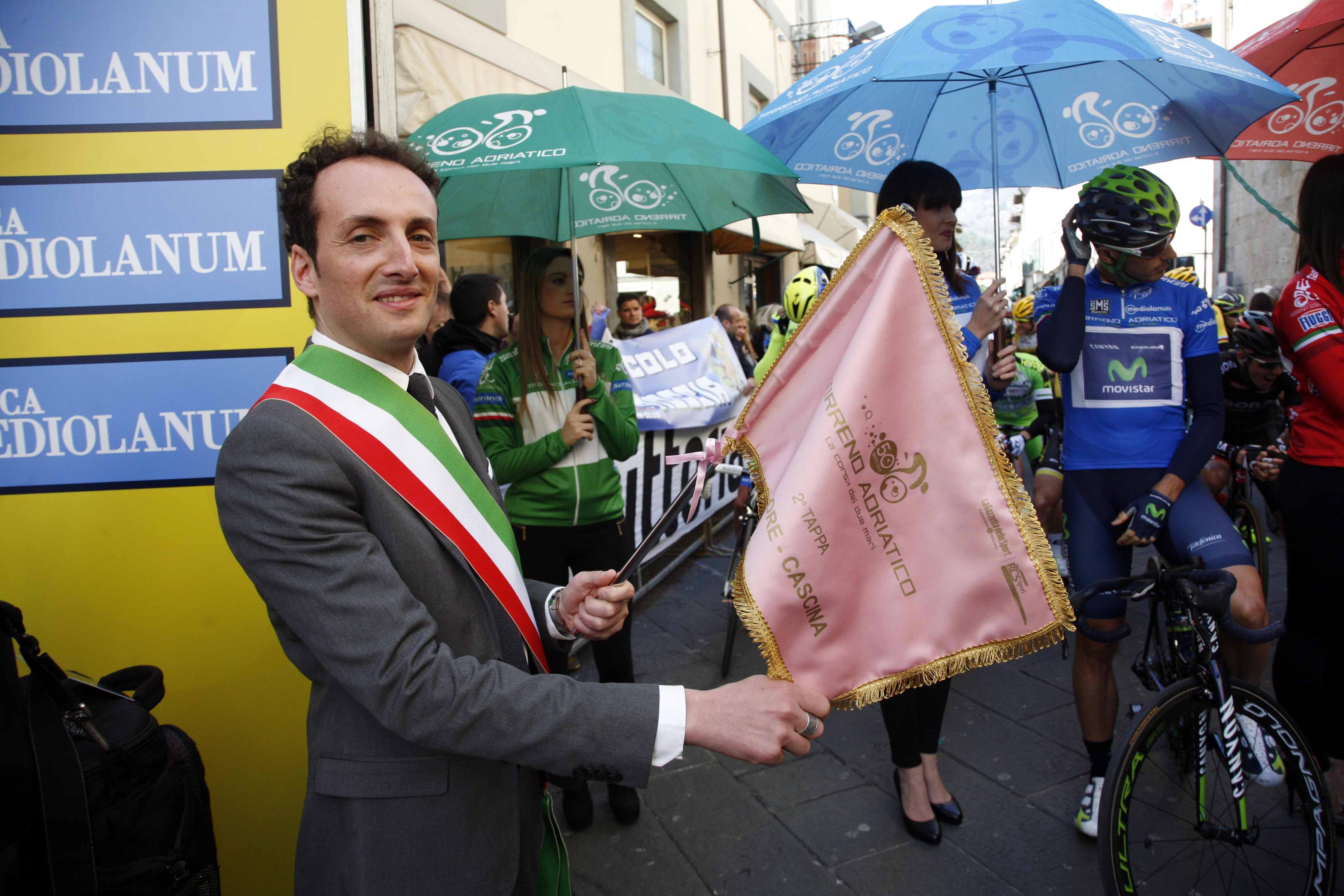 Il sindaco Alessandro Del Dotto dà il via alla seconda tappa della Tirreno-Adriatico con partenza da Camaiore