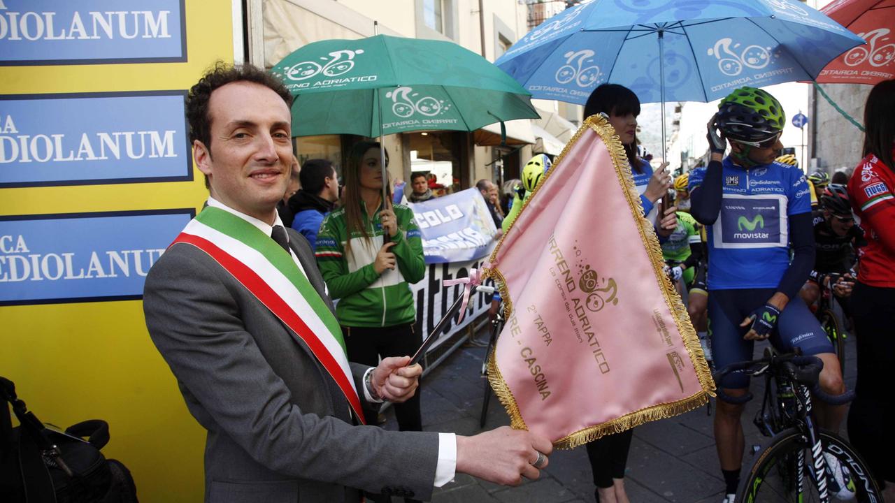 Il sindaco Alessandro Del Dotto dà il via alla seconda tappa della Tirreno-Adriatico con partenza da Camaiore