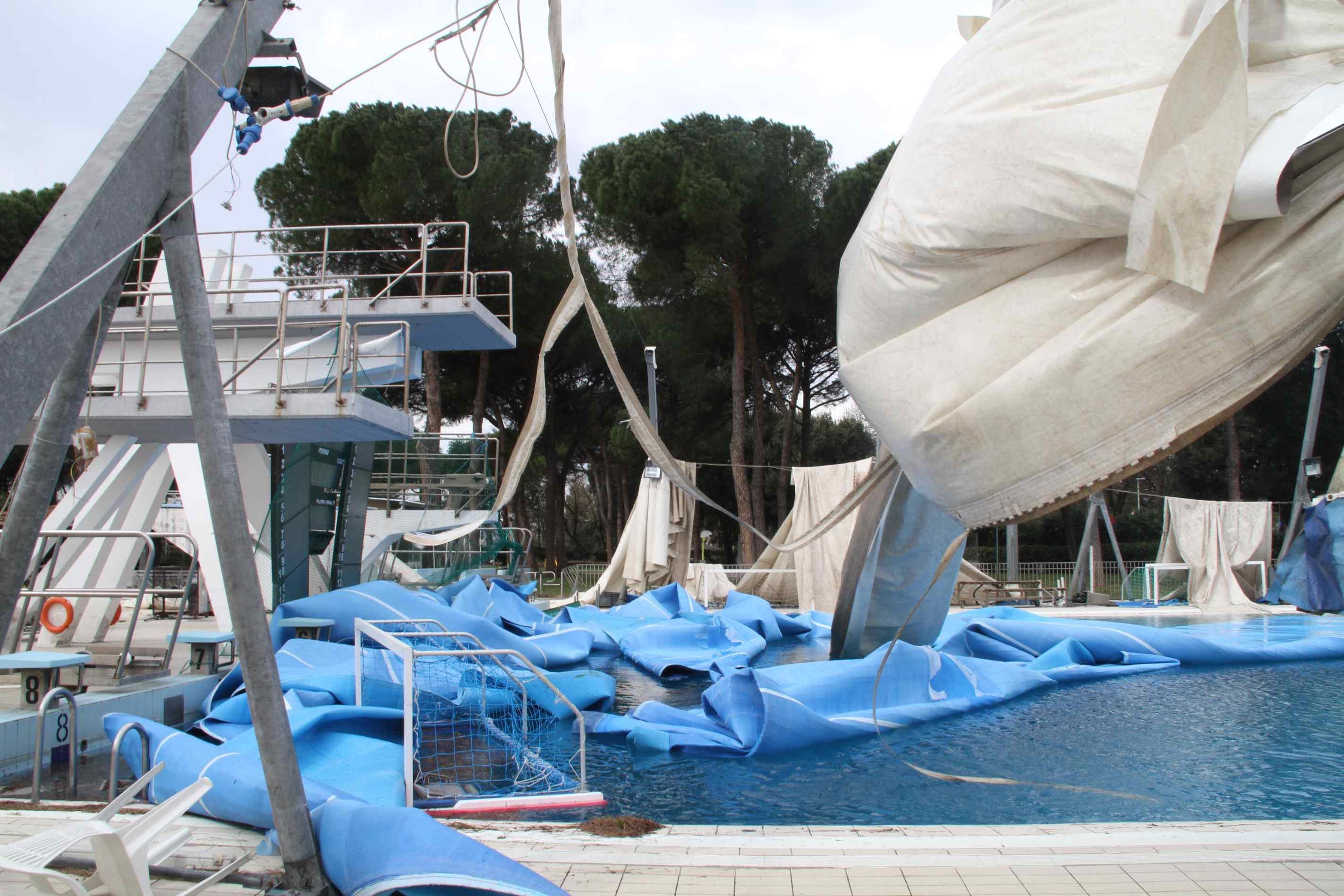 Il vento ha scoperchiato la piscina di via Roma (foto Batavia)