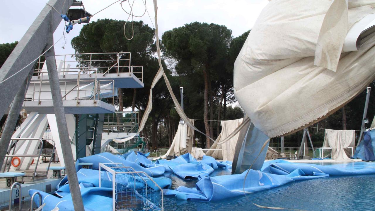 Il vento ha scoperchiato la piscina di via Roma (foto Batavia)