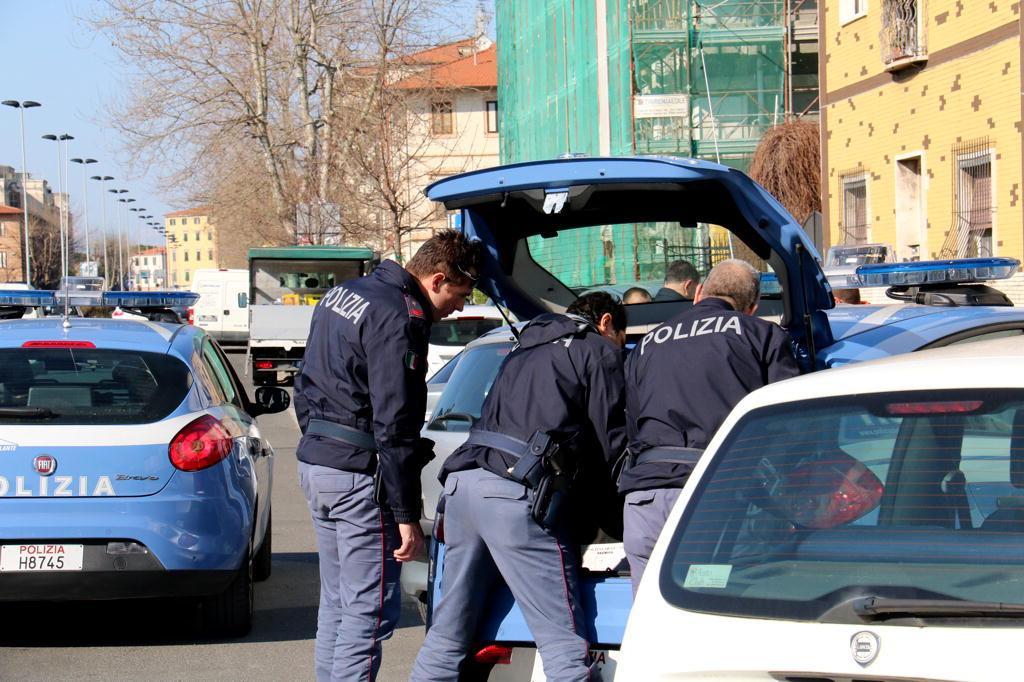 Le volanti in via Ippolito Nievo (Marzi/Pentafoto)