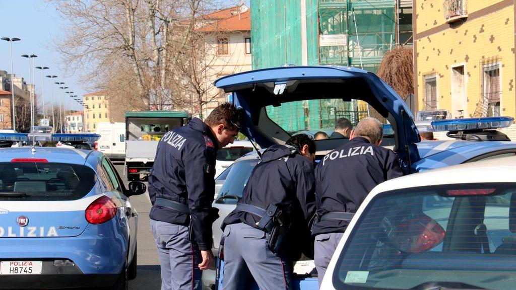 Le volanti in via Ippolito Nievo (Marzi/Pentafoto)