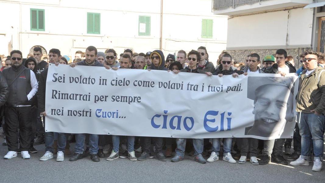 Il grande striscione preparato dagli amici di Elia (foto Falorni/Silvi)