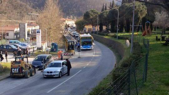 Il traffico bloccato nella zona dove è avvenuta la fuga di gas