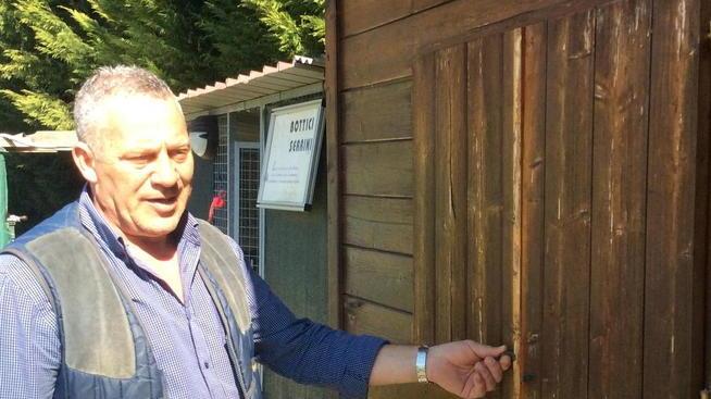 Stefano Bartolini accanto alla club house che era stata svaligiata