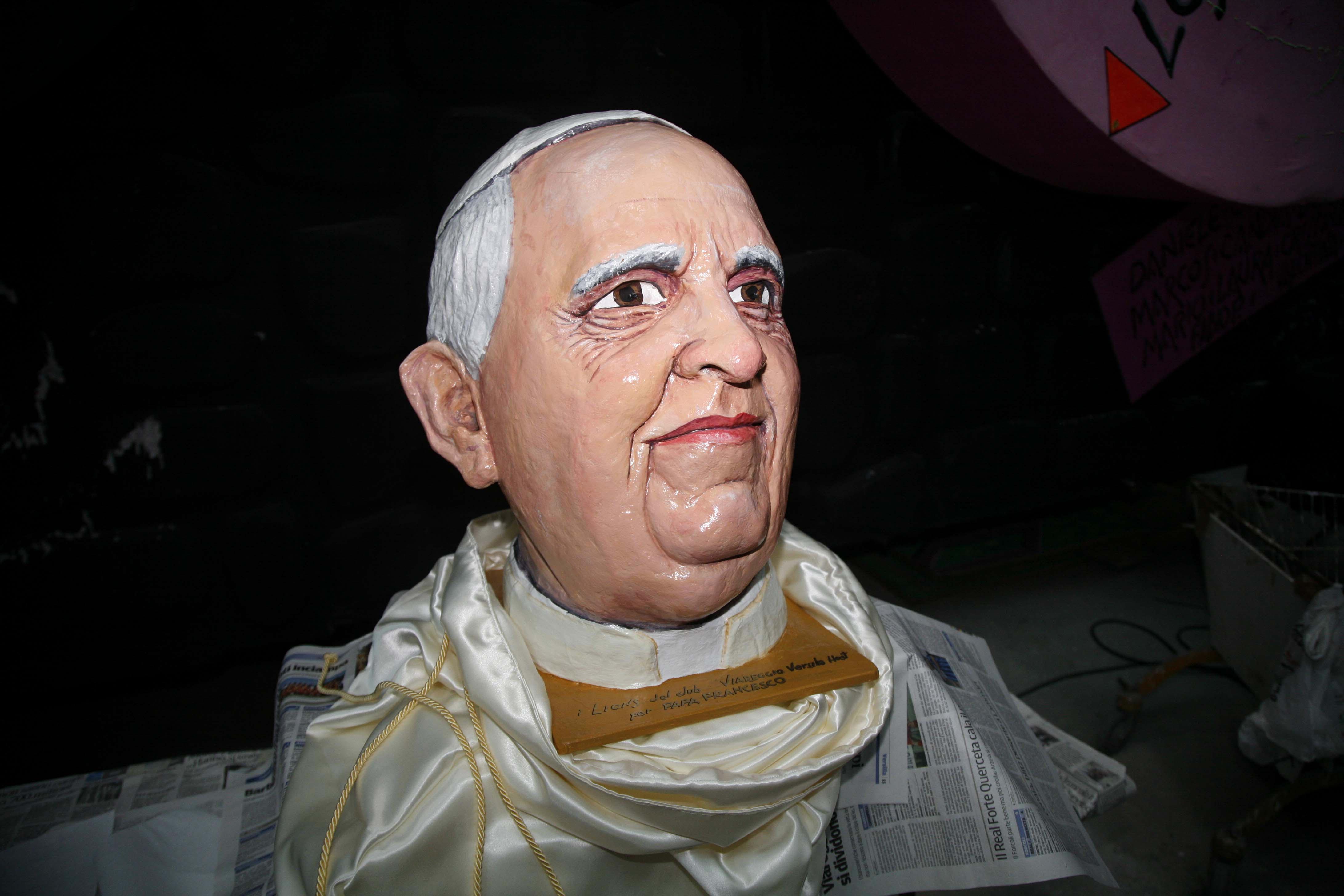 Un dettaglio del ritratto di cartapesta di papa Bergoglio