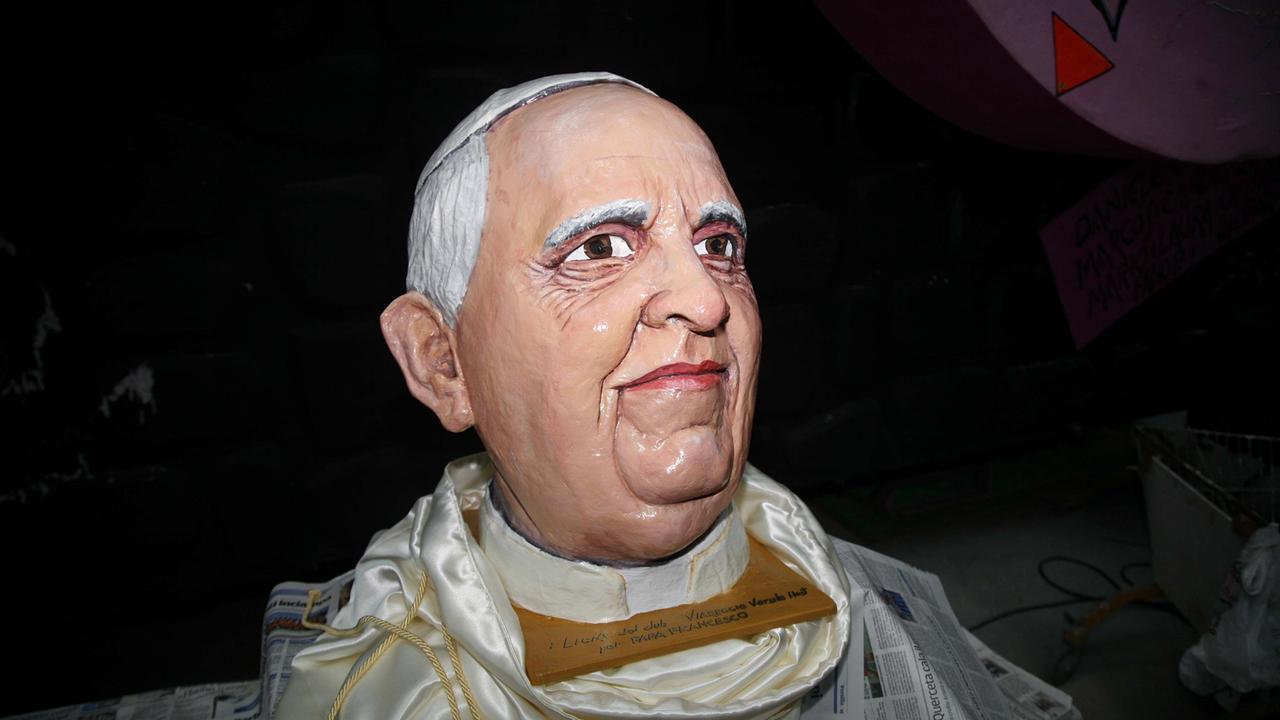 Un dettaglio del ritratto di cartapesta di papa Bergoglio